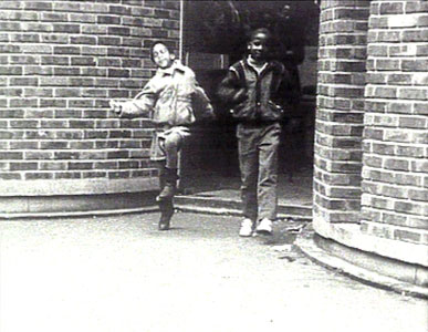 Le clip restituait aussi l'esprit d'un quartier. Différents corps de métier y étaient représentés, nous avions tourn dans un foyer et demande au tailleur et aux cuisinieres c participer au tournage. Je me souviens que les enfants é V ravis de participer a