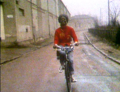 Le clip restituait aussi l'esprit d'un quartier. Différents corps de métier y étaient représentés, nous avions tourn dans un foyer et demande au tailleur et aux cuisinieres c participer au tournage. Je me souviens que les enfants é V ravis de participer a