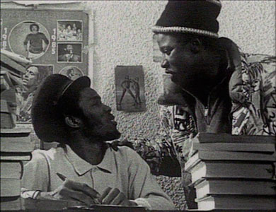 Le clip restituait aussi l'esprit d'un quartier. Différents corps de métier y étaient représentés, nous avions tourn dans un foyer et demande au tailleur et aux cuisinieres c participer au tournage. Je me souviens que les enfants é V ravis de participer a