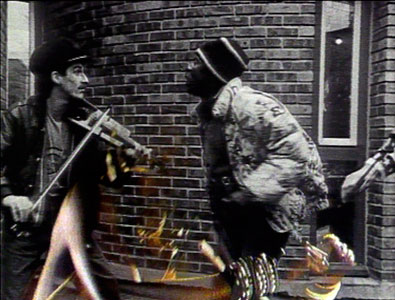 Le clip restituait aussi l'esprit d'un quartier. Différents corps de métier y étaient représentés, nous avions tourn dans un foyer et demande au tailleur et aux cuisinieres c participer au tournage. Je me souviens que les enfants é V ravis de participer a