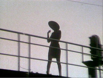 Le clip restituait aussi l'esprit d'un quartier. Différents corps de métier y étaient représentés, nous avions tourn dans un foyer et demande au tailleur et aux cuisinieres c participer au tournage. Je me souviens que les enfants é V ravis de participer a