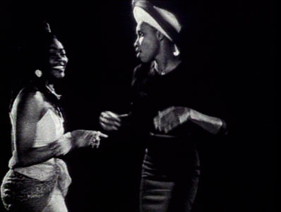 Le clip restituait aussi l'esprit d'un quartier. Différents corps de métier y étaient représentés, nous avions tourn dans un foyer et demande au tailleur et aux cuisinieres c participer au tournage. Je me souviens que les enfants é V ravis de participer a