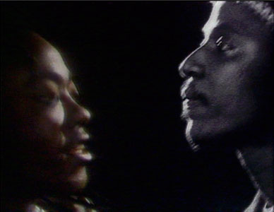 Le clip restituait aussi l'esprit d'un quartier. Différents corps de métier y étaient représentés, nous avions tourn dans un foyer et demande au tailleur et aux cuisinieres c participer au tournage. Je me souviens que les enfants é V ravis de participer a