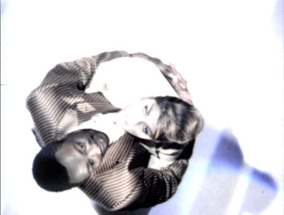 Le clip fut tourné sur une grande tournette avec des projections qui se réfléchissaient sur des boules de miroir écran en rétro projection diffusait des boucles de figures, géométriques en rythme avec la musique. Pascale et Ani V déplaçaient dans ce mouve