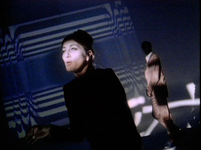 Le clip fut tourné sur une grande tournette avec des projections qui se réfléchissaient sur des boules de miroir écran en rétro projection diffusait des boucles de figures, géométriques en rythme avec la musique. Pascale et Ani V déplaçaient dans ce mouve